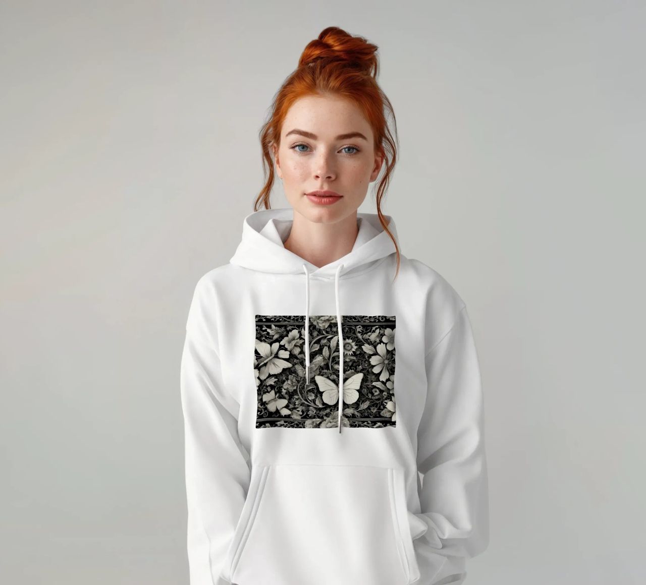 Diseño intrincado con mariposas y flores monocromáticas sudadera con capucha de DesignDoodle