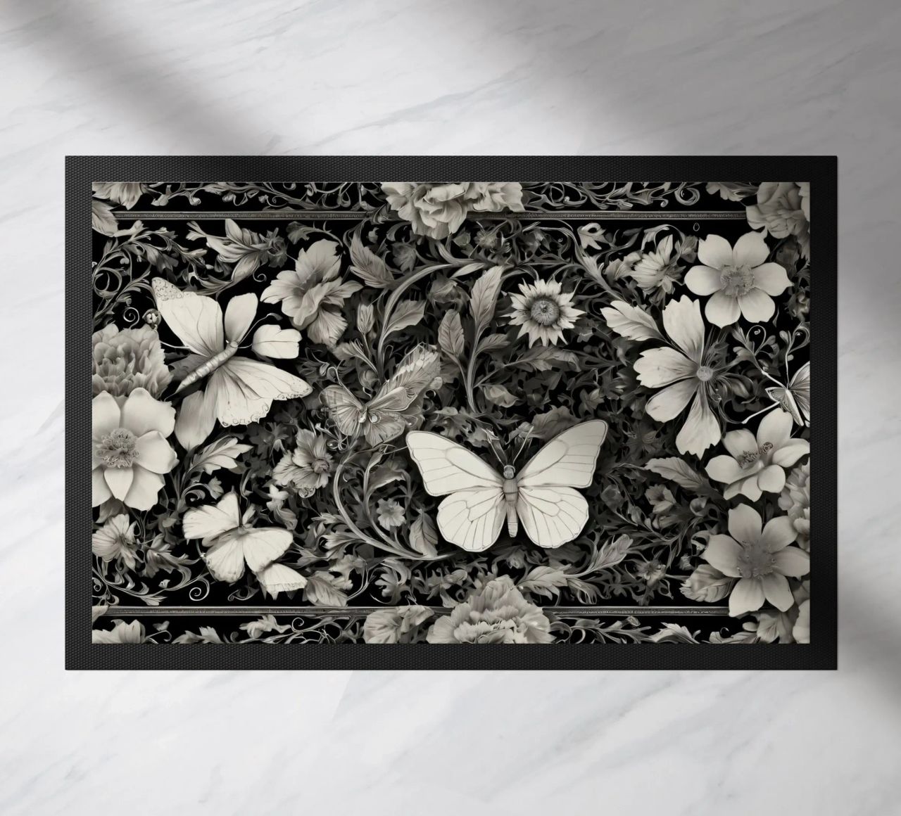 Diseño intrincado con mariposas y flores monocromáticas felpudo de DesignDoodle