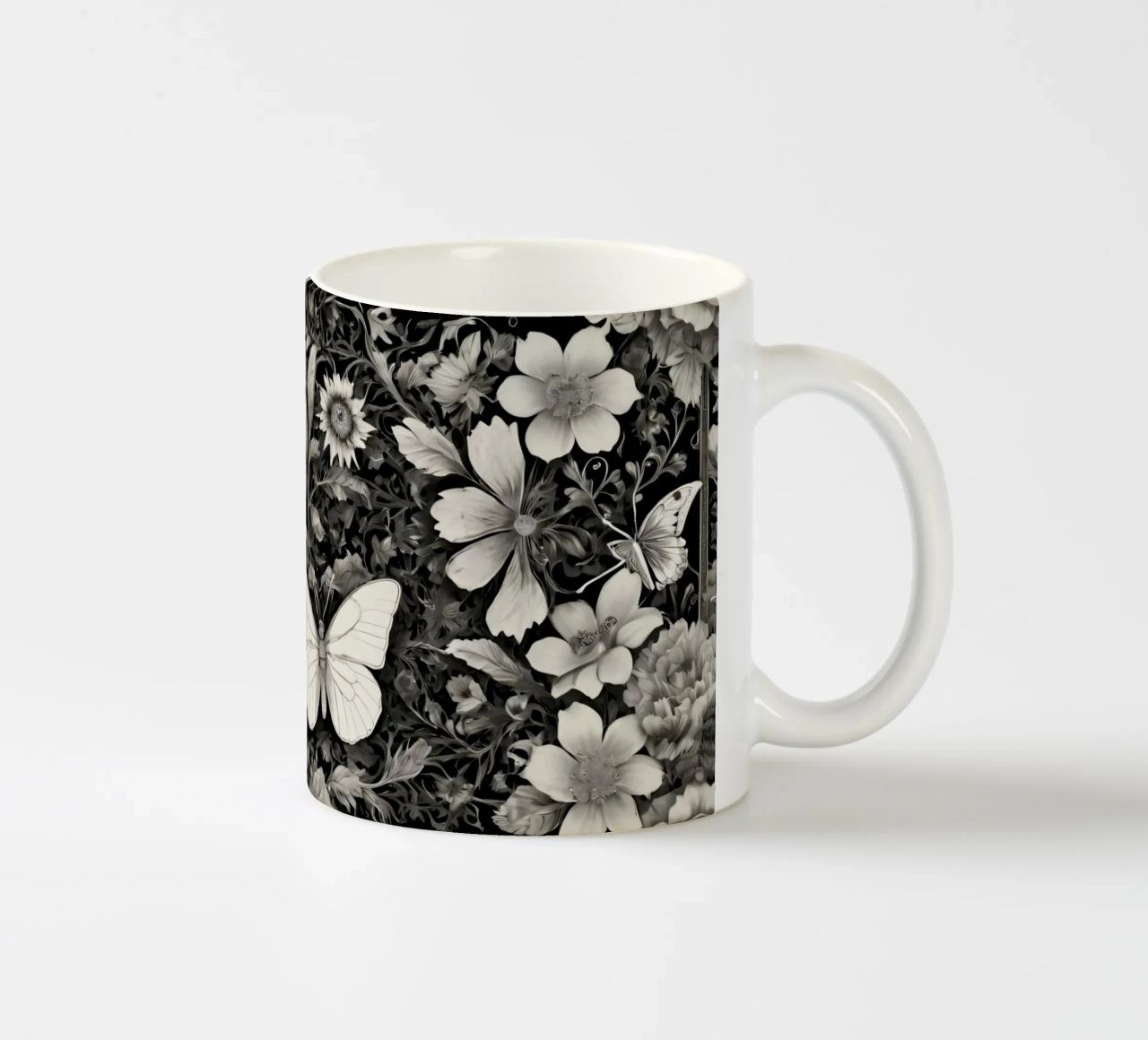 Design intricato con farfalle e fiori monocromatici. tazza in ceramica da DesignDoodle