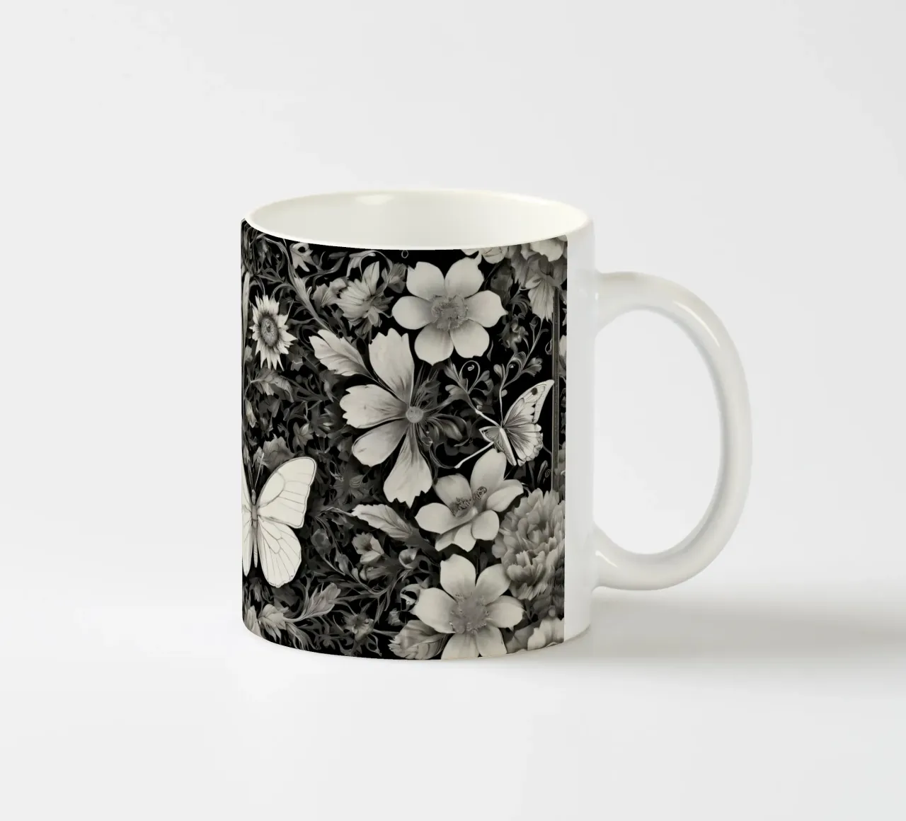 Design intricato con farfalle e fiori monocromatici. tazza in ceramica da DesignDoodle