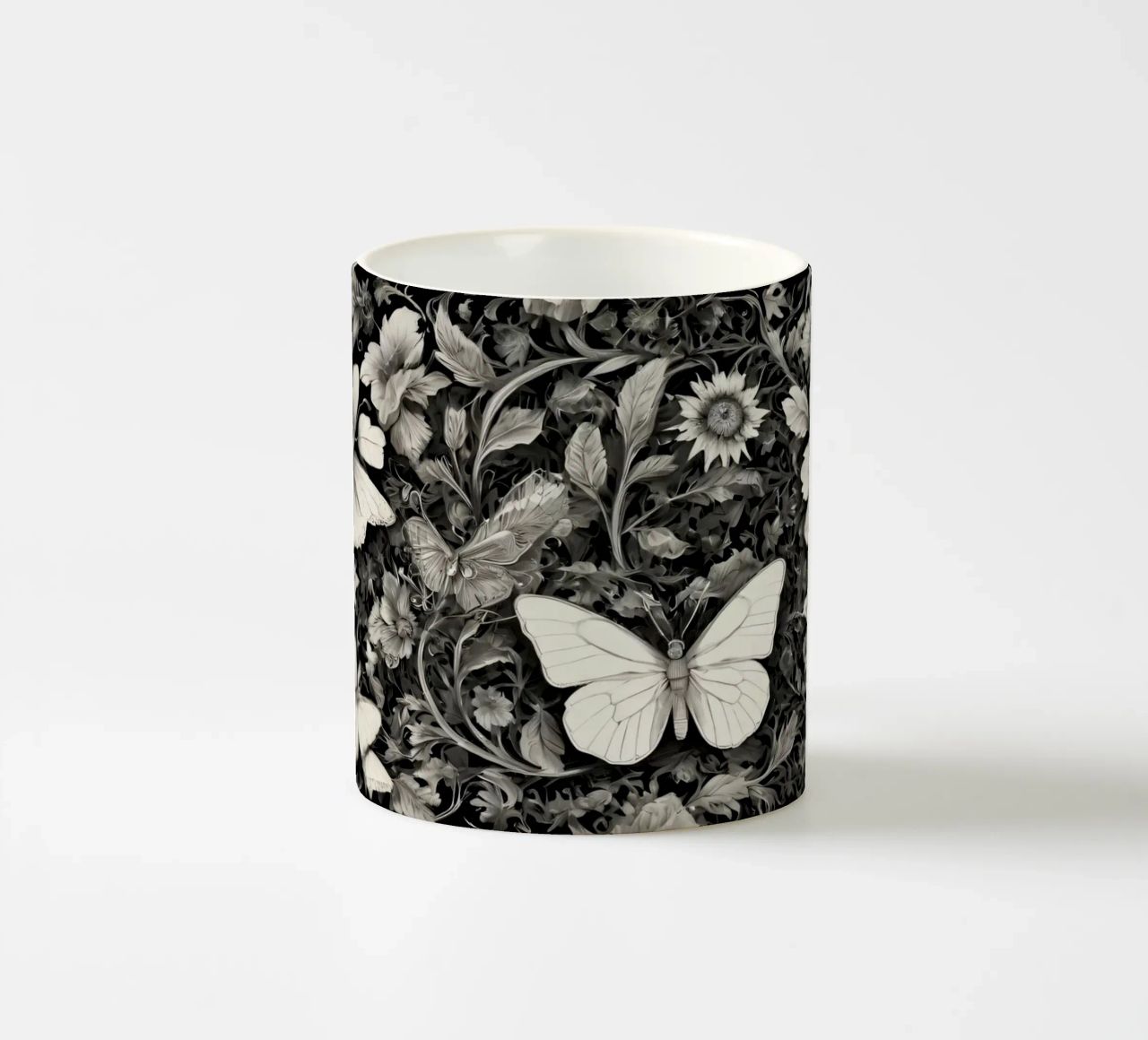 Design intricato con farfalle e fiori monocromatici. tazza in ceramica da DesignDoodle