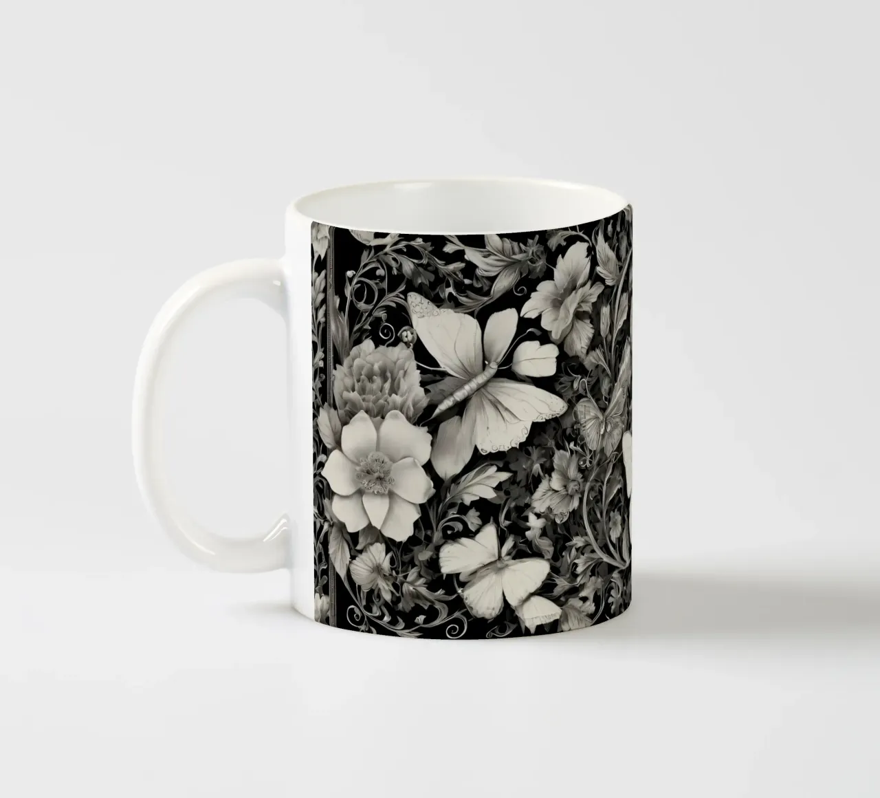 Design intricato con farfalle e fiori monocromatici. tazza in ceramica da DesignDoodle