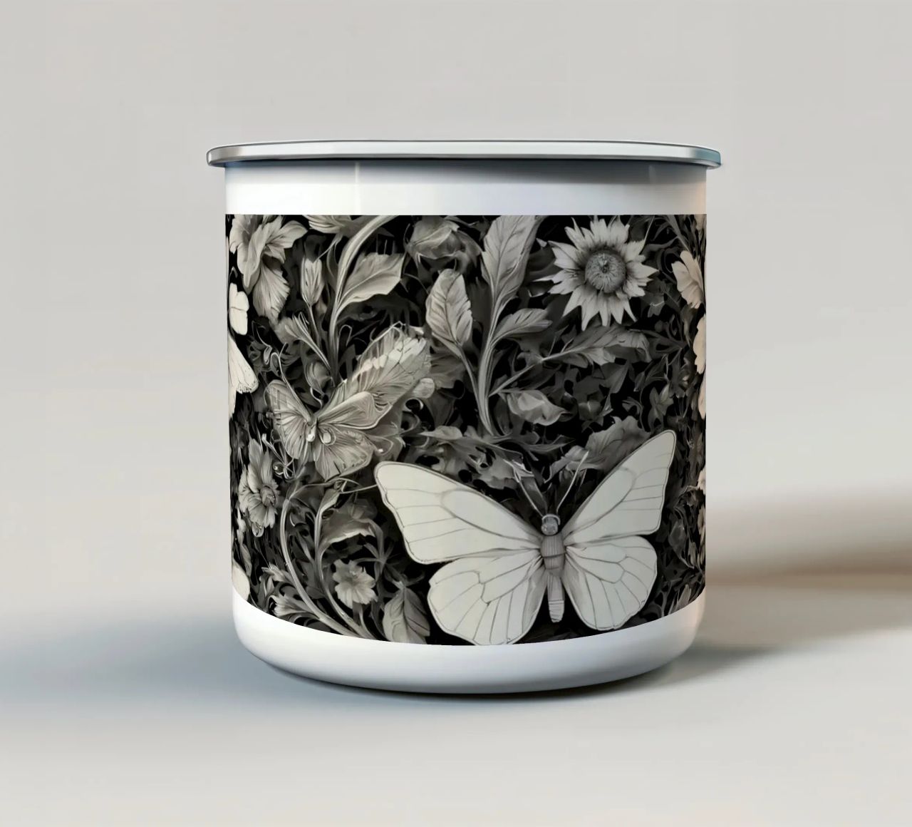 Design intricato con farfalle e fiori monocromatici. tazza in smalto da DesignDoodle