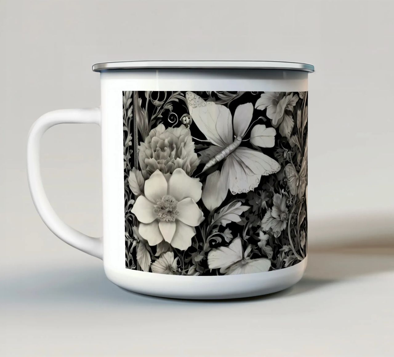 Design intricato con farfalle e fiori monocromatici. tazza in smalto da DesignDoodle