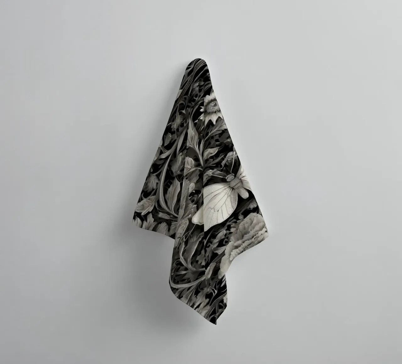 Design intricato con farfalle e fiori monocromatici. asciugamano da bagno da DesignDoodle