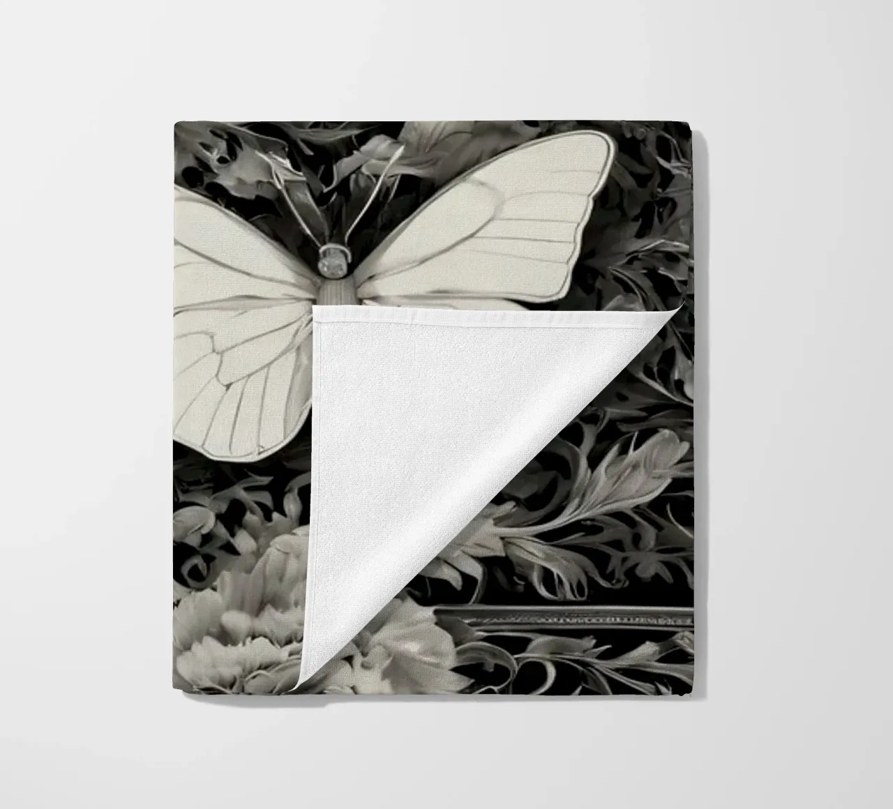 Design intricato con farfalle e fiori monocromatici. telo mare da DesignDoodle
