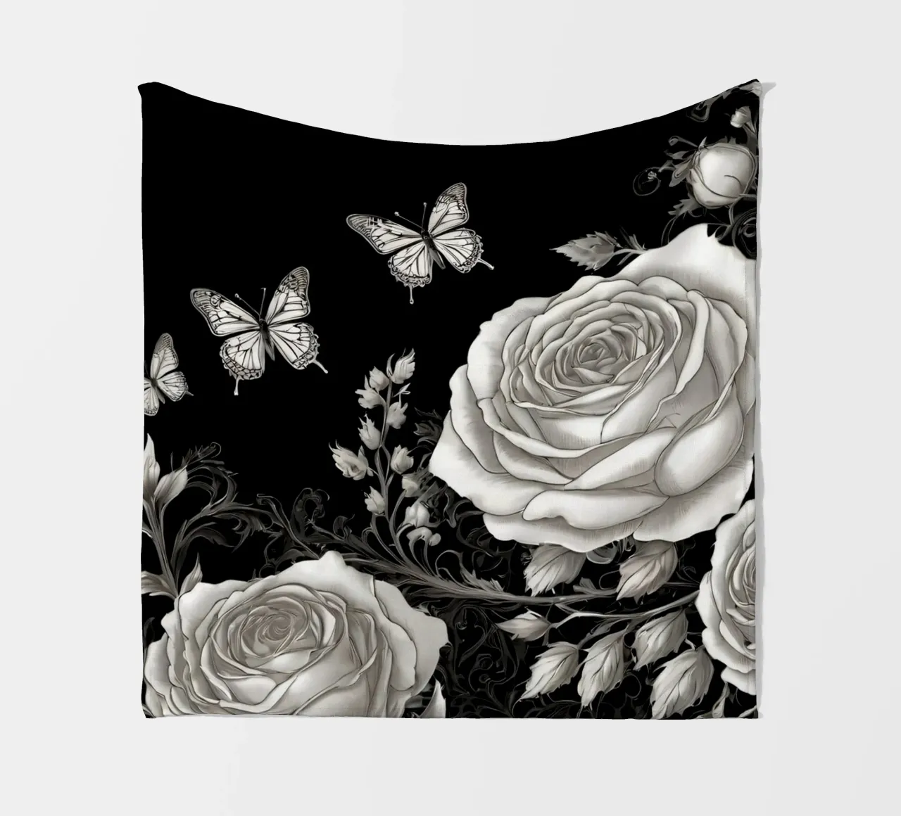 Design artistico in bianco e nero con rose e farfalle coperta in pile da DesignDoodle