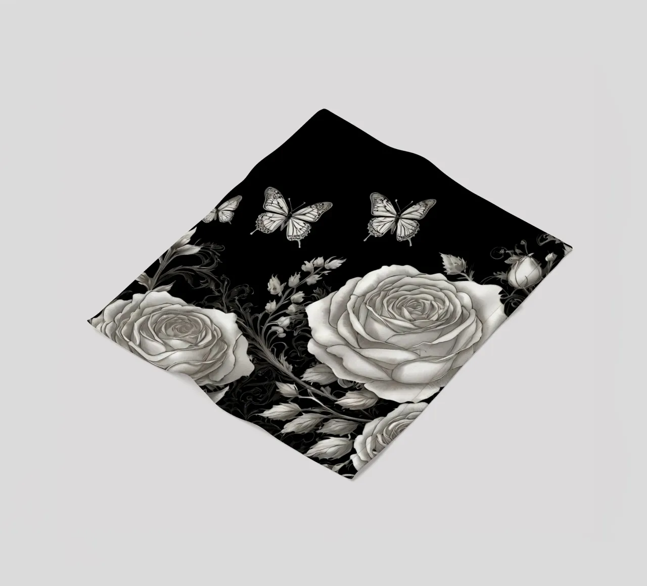 Design artistico in bianco e nero con rose e farfalle coperta in pile da DesignDoodle