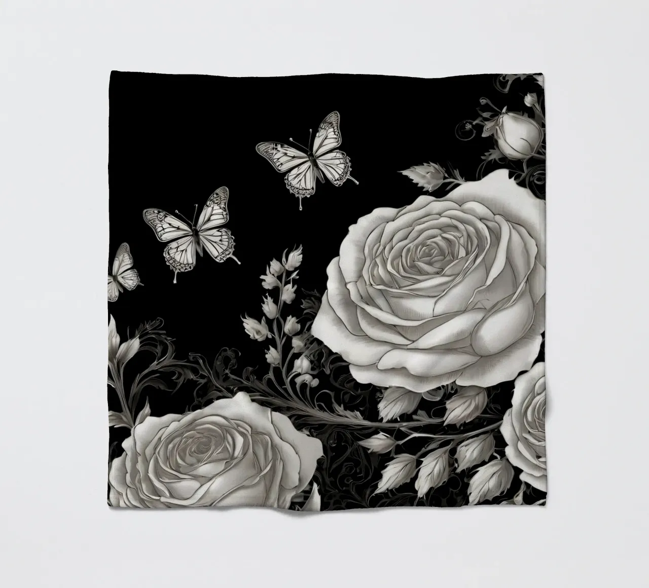 Design artistico in bianco e nero con rose e farfalle coperta in pile da DesignDoodle