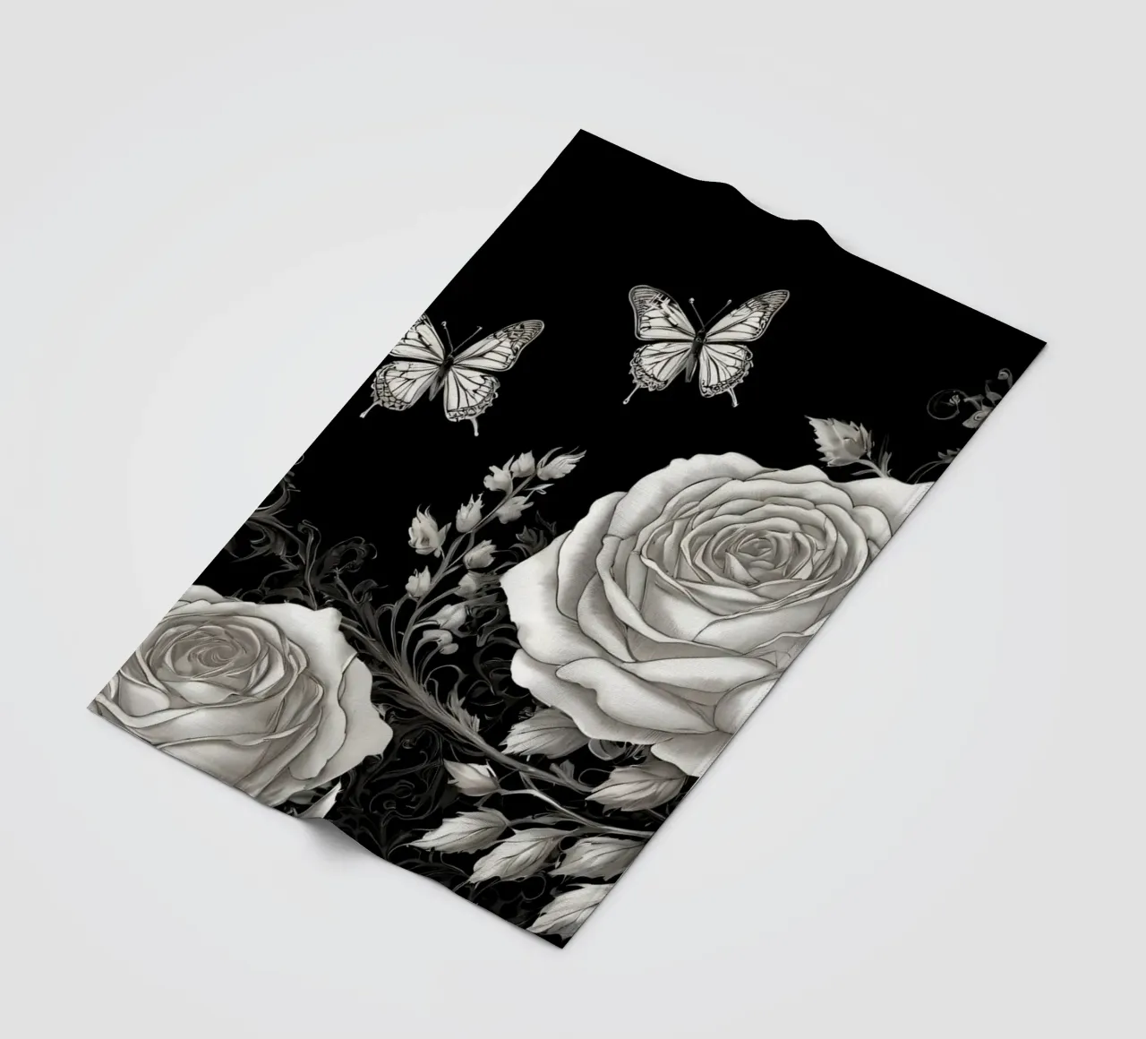 Design artistico in bianco e nero con rose e farfalle coperta in pile da DesignDoodle