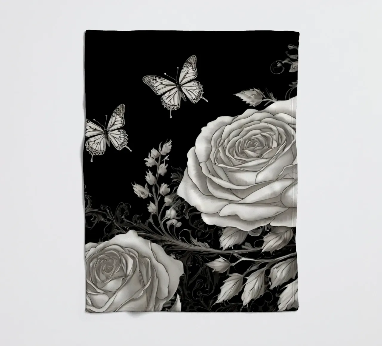 Design artistico in bianco e nero con rose e farfalle coperta in pile da DesignDoodle