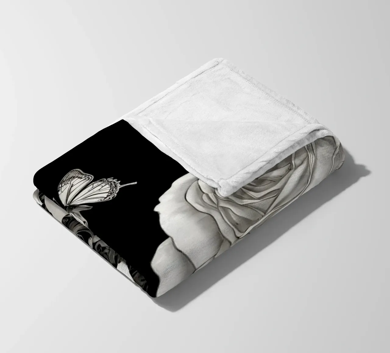 Design artistico in bianco e nero con rose e farfalle coperta in pile da DesignDoodle
