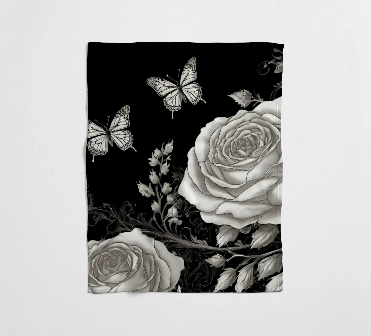 Design artistico in bianco e nero con rose e farfalle coperta in pile da DesignDoodle