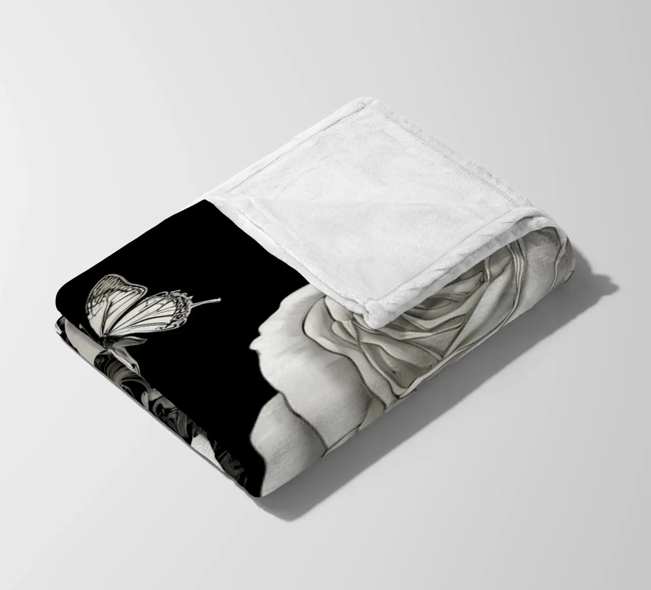 Design artistico in bianco e nero con rose e farfalle coperta in pile da DesignDoodle