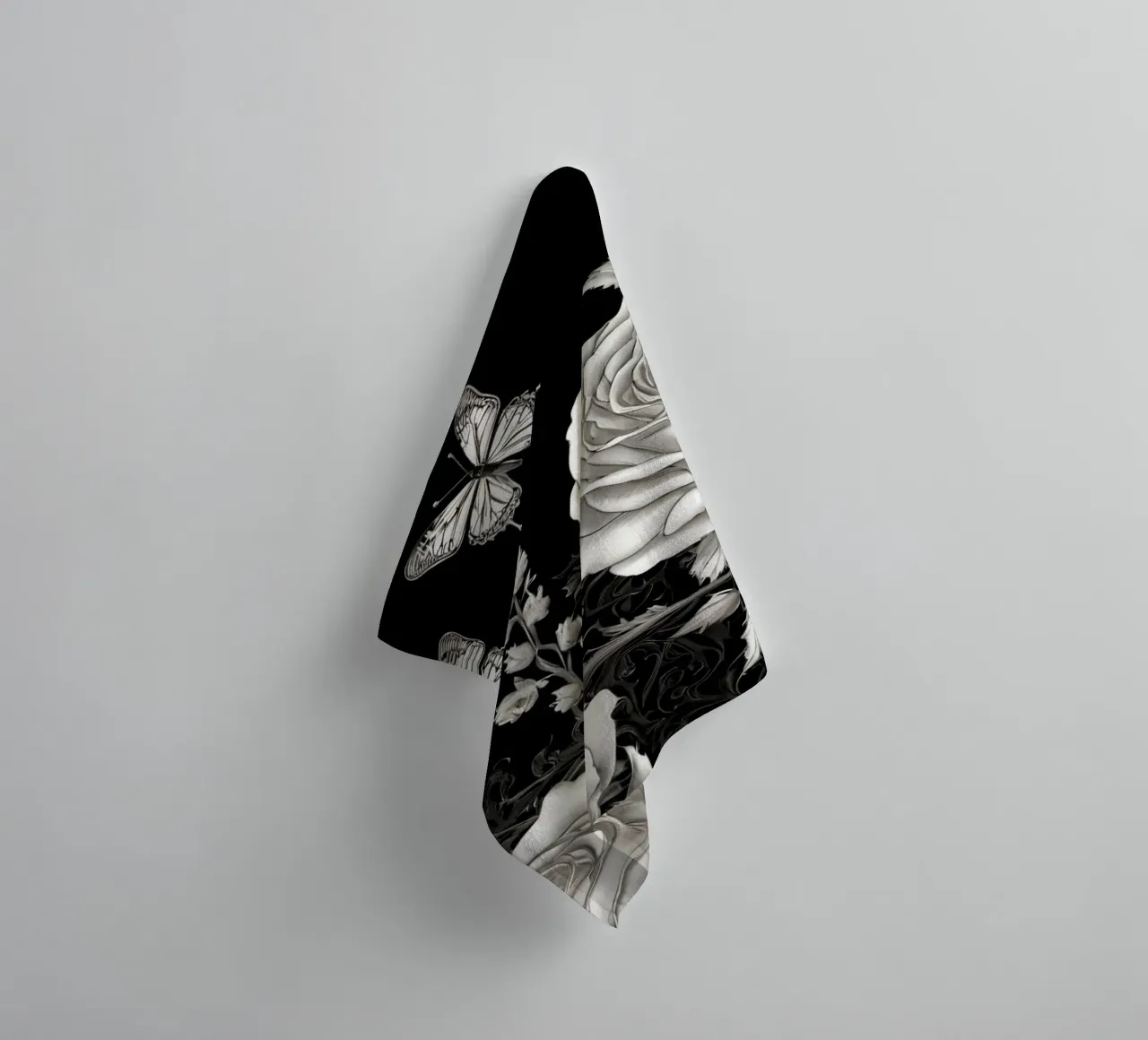 Design artistico in bianco e nero con rose e farfalle asciugamano da bagno da DesignDoodle