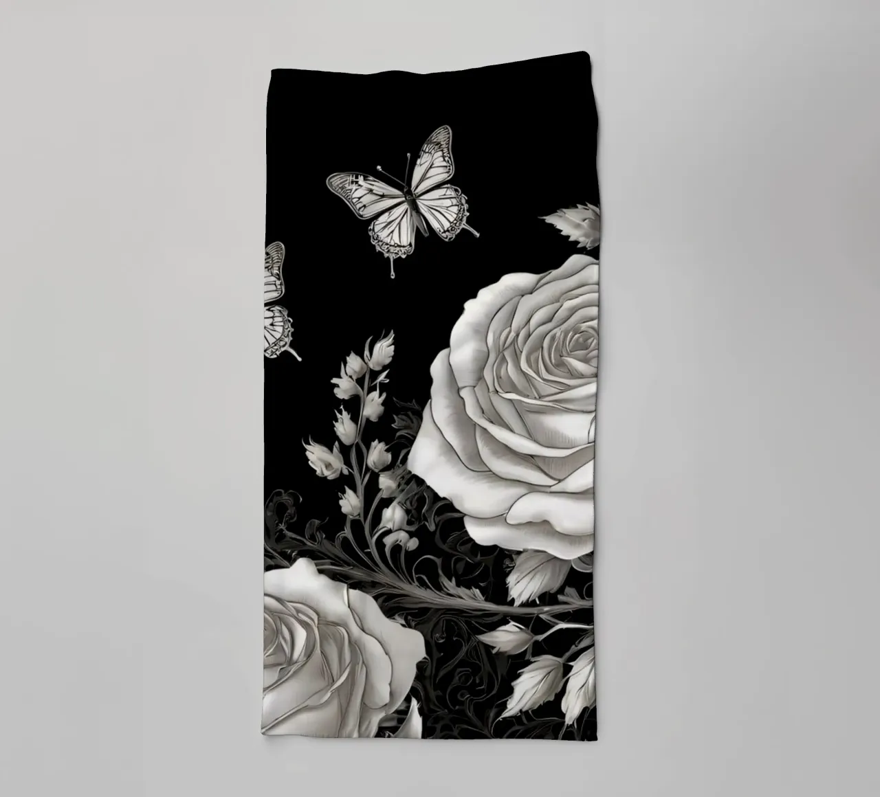 Design artistico in bianco e nero con rose e farfalle asciugamano da bagno da DesignDoodle