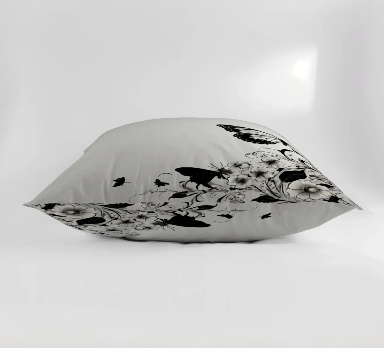Elegante farfalla in bianco e nero tra intricati motivi floreali cuscino da DesignDoodle