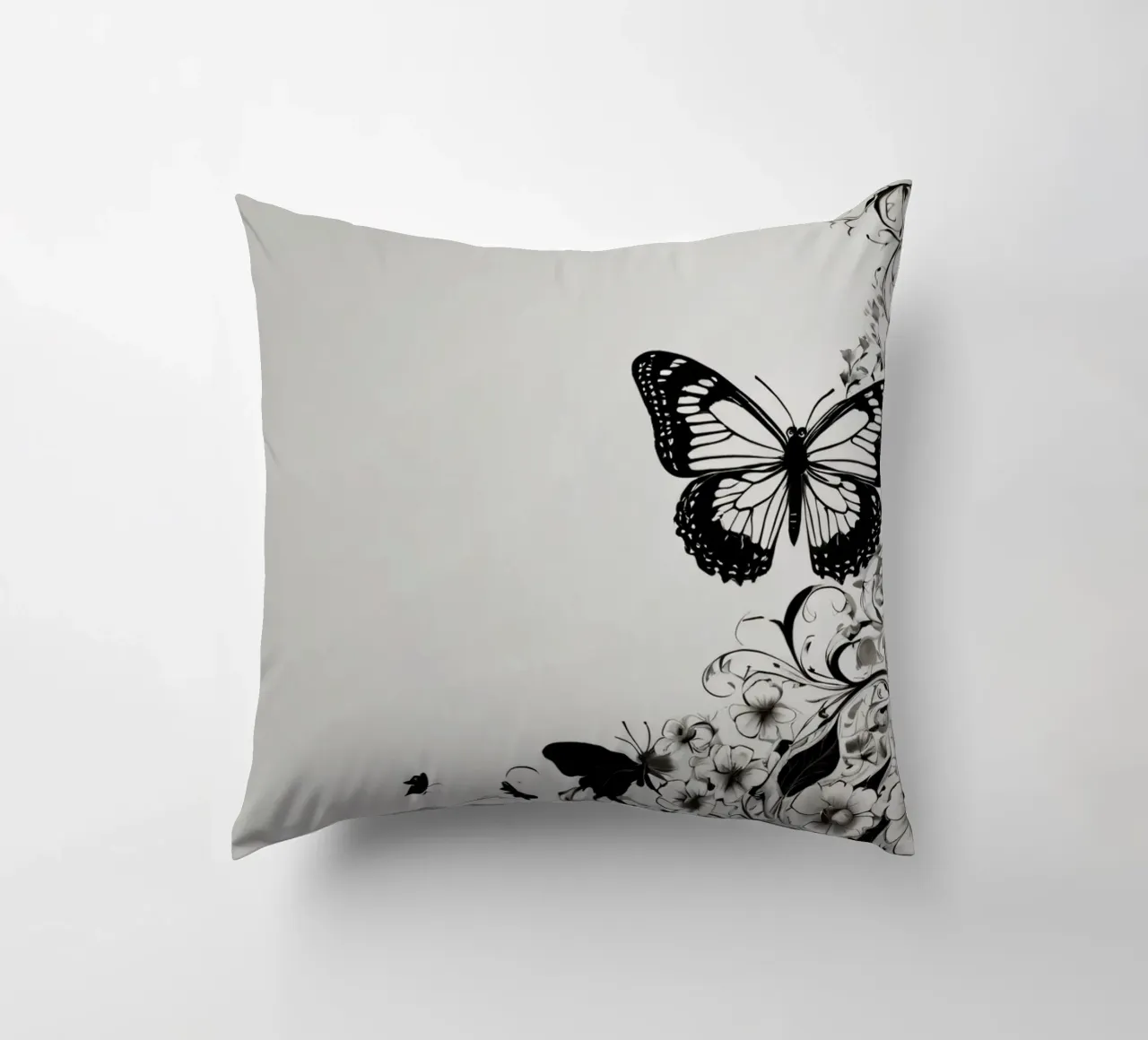 Elegante farfalla in bianco e nero tra intricati motivi floreali cuscino da DesignDoodle