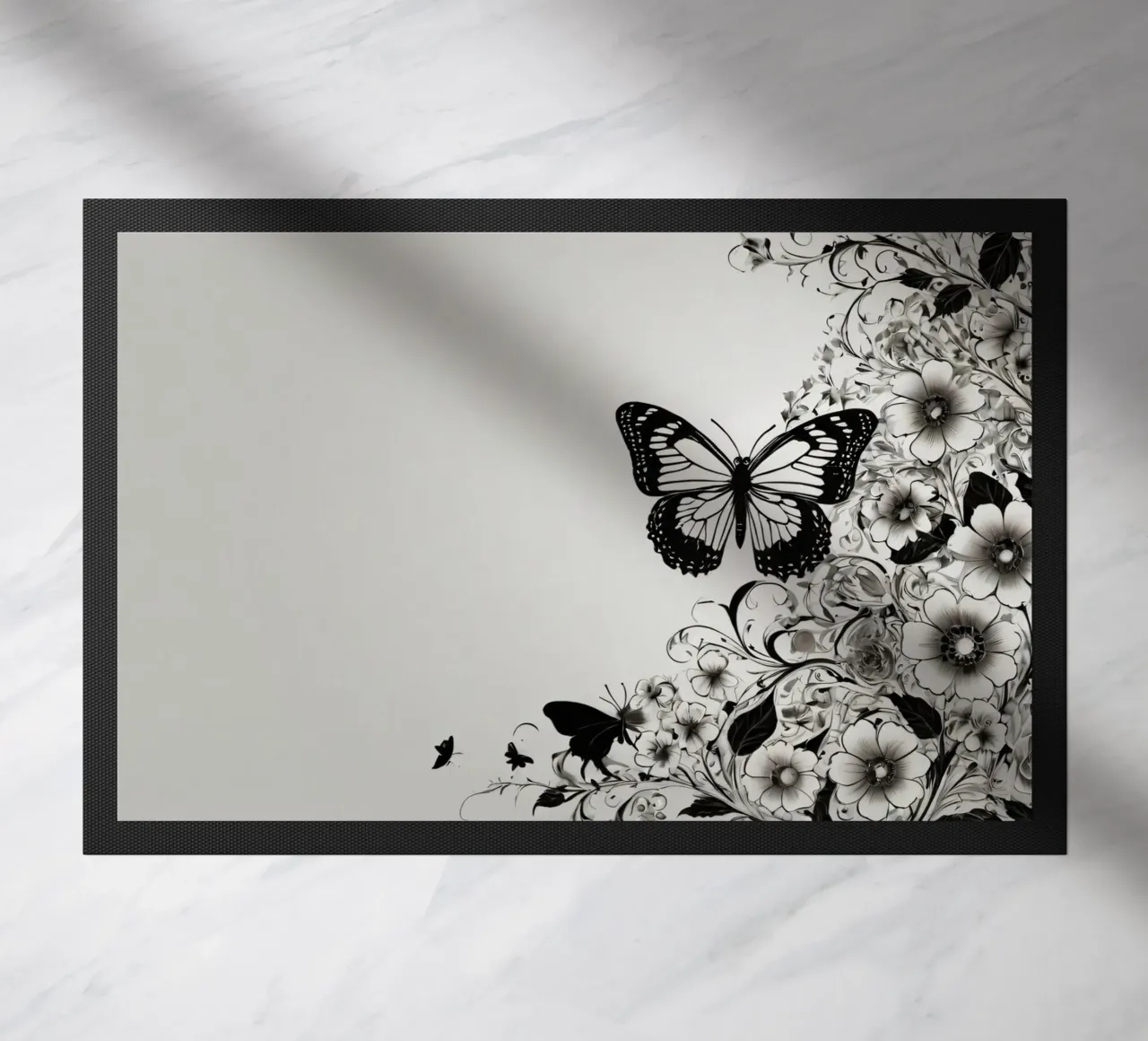 Elegante farfalla in bianco e nero tra intricati motivi floreali zerbino da DesignDoodle