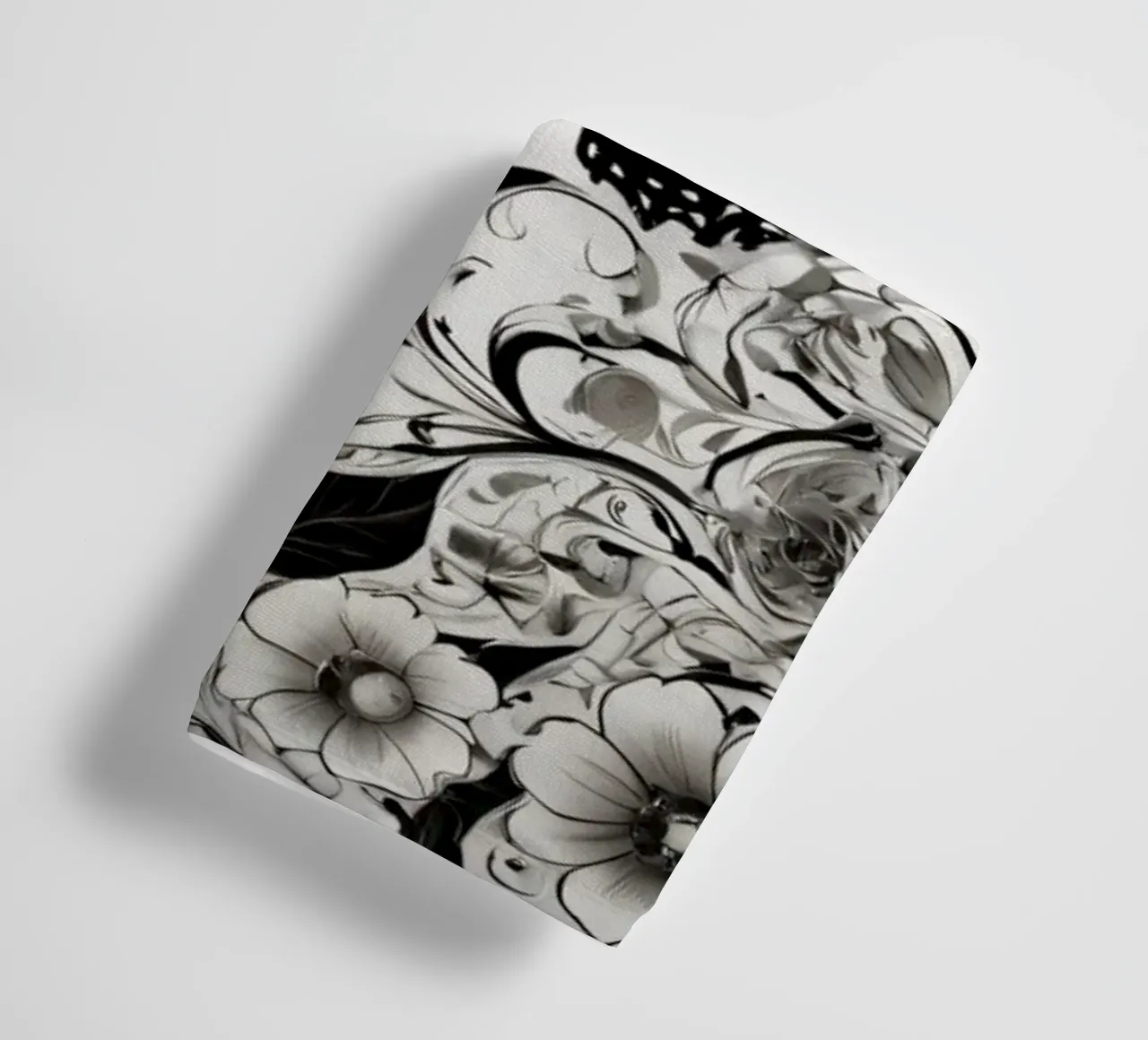 Elegante farfalla in bianco e nero tra intricati motivi floreali asciugamano da bagno da DesignDoodle
