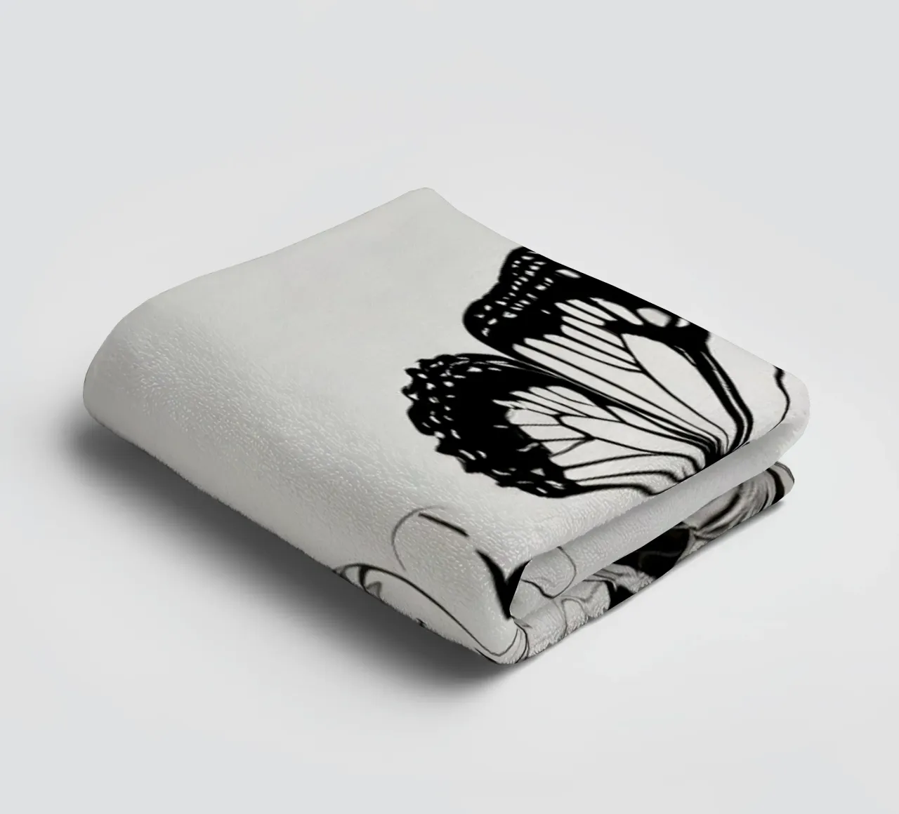 Elegante farfalla in bianco e nero tra intricati motivi floreali asciugamano da bagno da DesignDoodle