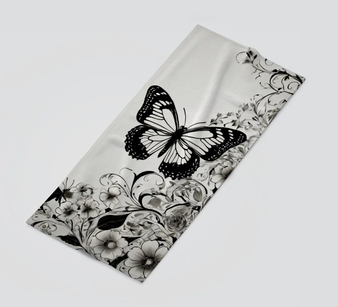 Elegante farfalla in bianco e nero tra intricati motivi floreali telo mare da DesignDoodle