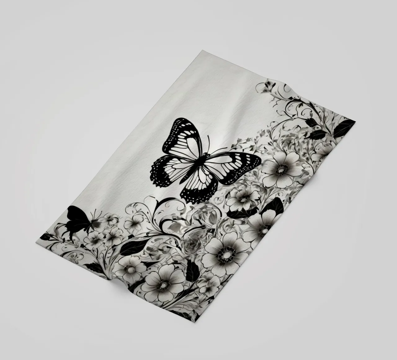 Elegante farfalla in bianco e nero tra intricati motivi floreali telo mare da DesignDoodle