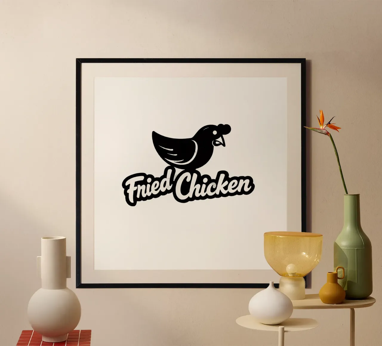 Un design giocoso con il personaggio di un pollo dei cartoni animati poster con telaio in legno da DesignDoodle