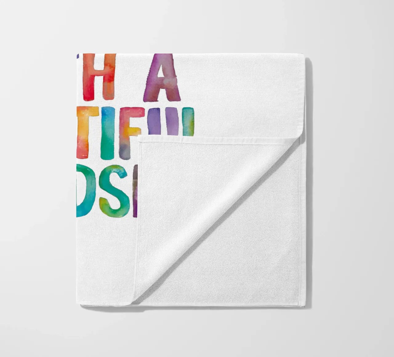 Een mooie dag begint met een mooie instelling Regenboogtype strandhanddoek van THE MOTIVATED TYPE