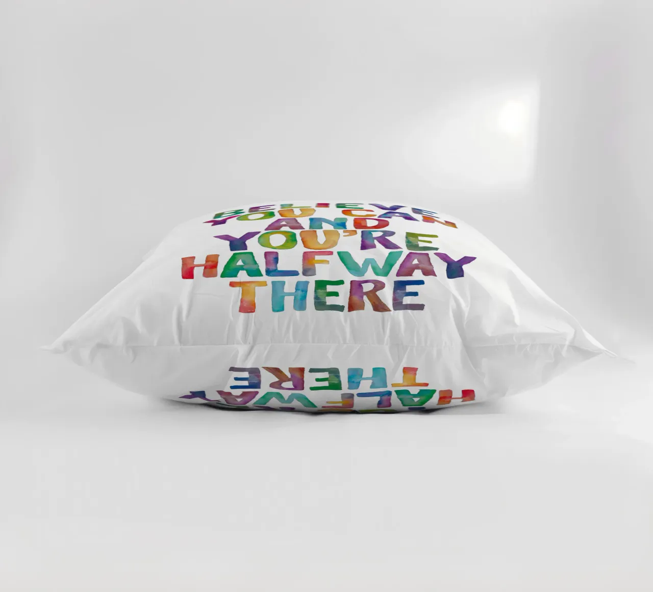 Believe You Can and You're Halfway There Rainbow Typography (Croire que l'on peut et que l'on est à mi-chemin) coussin de THE MOTIVATED TYPE