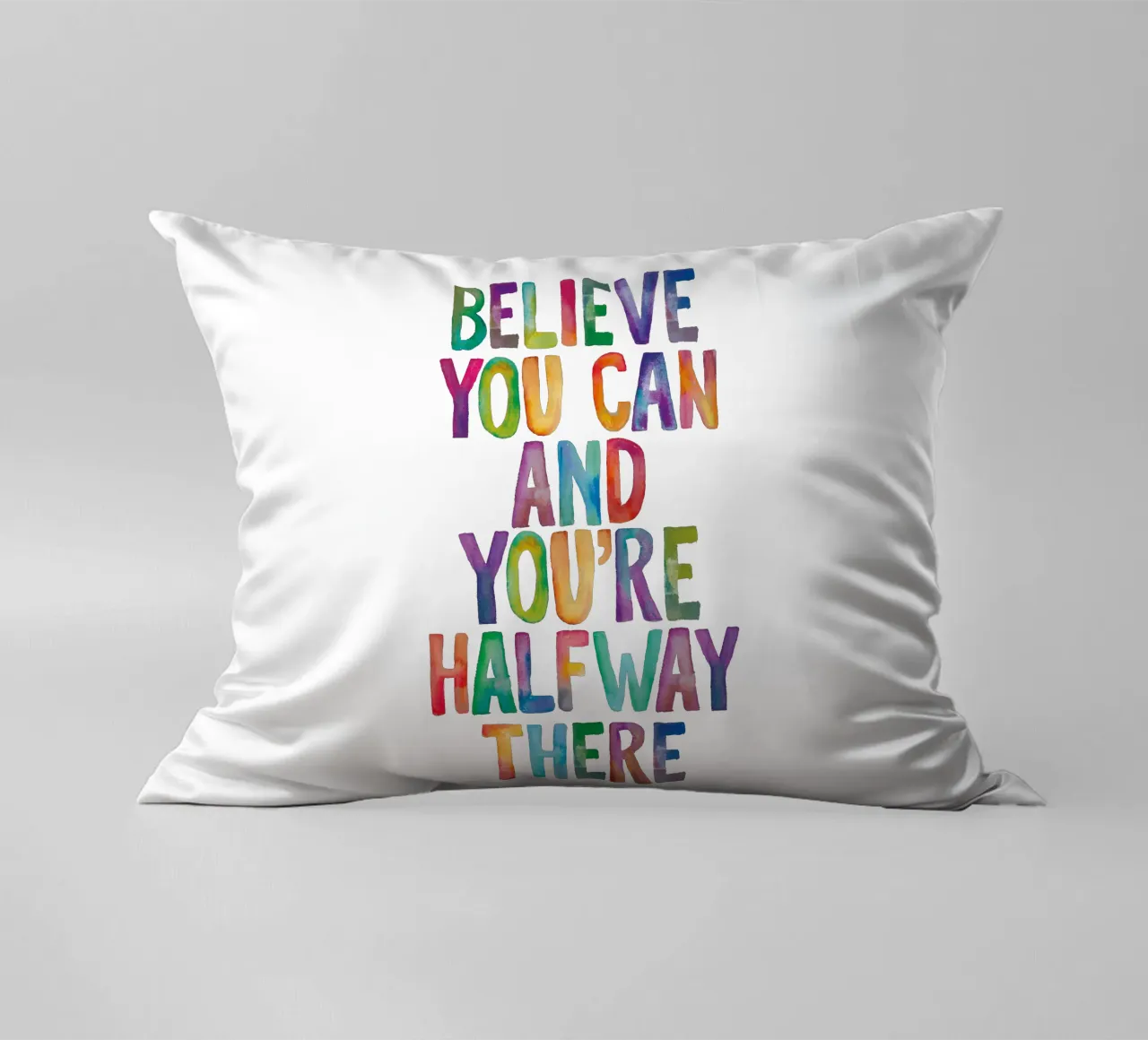Believe You Can and You're Halfway There Rainbow Typography (Croire que l'on peut et que l'on est à mi-chemin) coussin de THE MOTIVATED TYPE