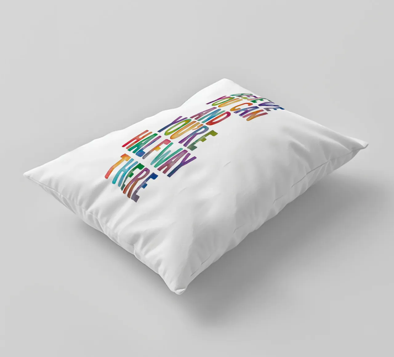 Believe You Can and You're Halfway There Rainbow Typography (Croire que l'on peut et que l'on est à mi-chemin) coussin de THE MOTIVATED TYPE