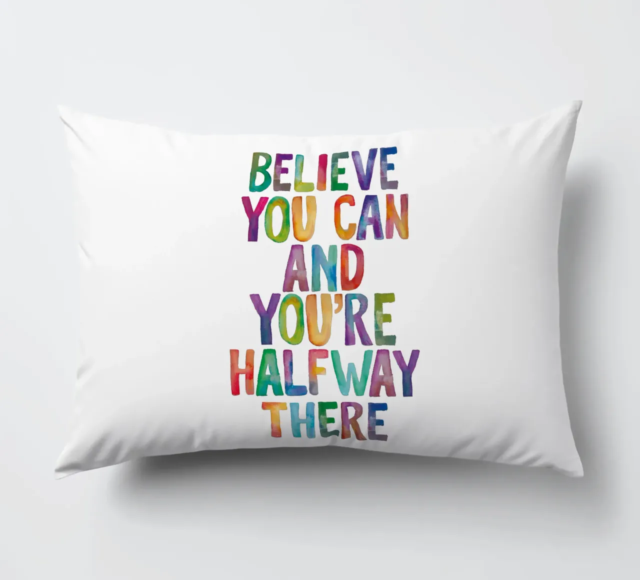 Believe You Can and You're Halfway There Rainbow Typography (Croire que l'on peut et que l'on est à mi-chemin) coussin de THE MOTIVATED TYPE