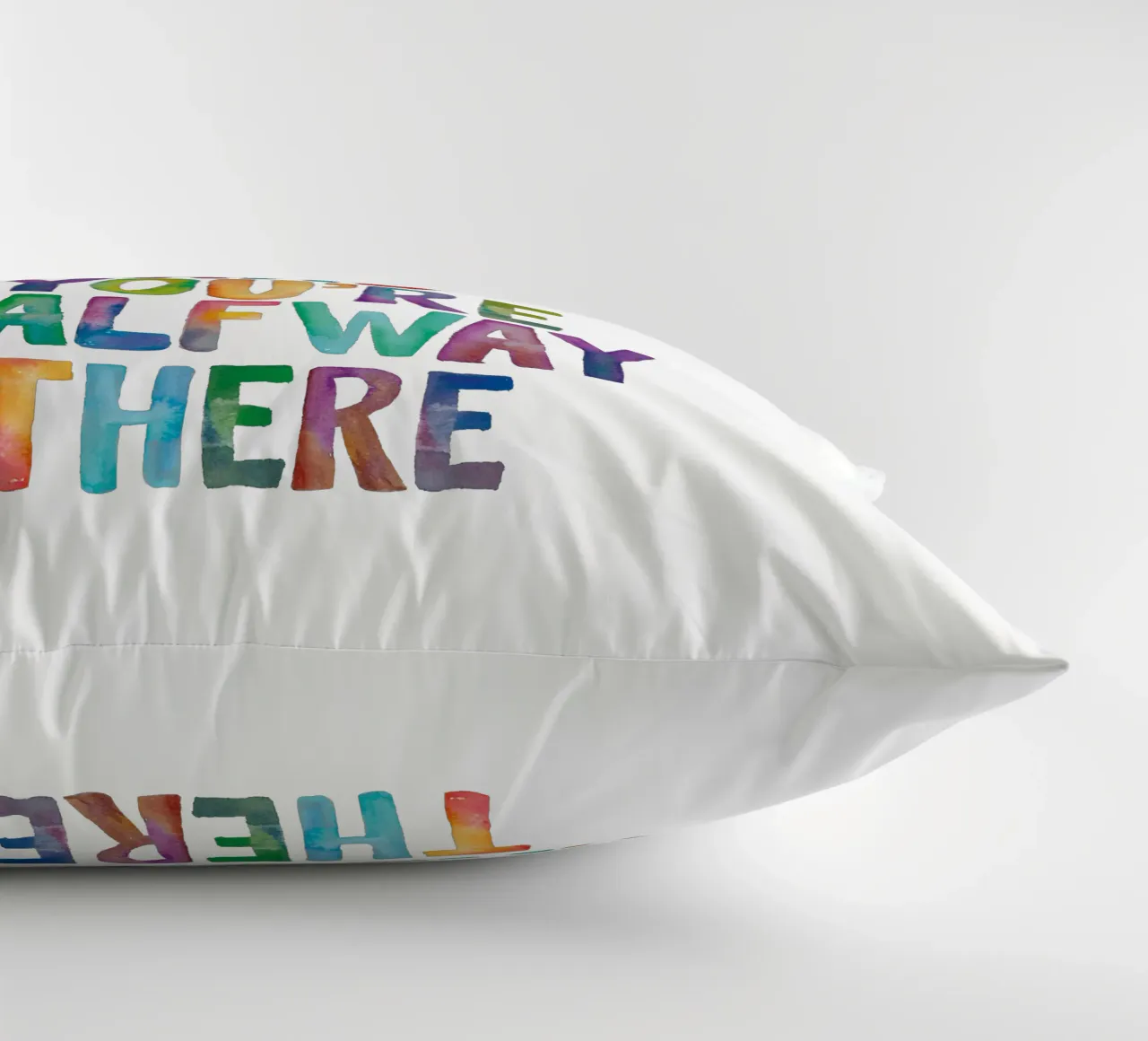 Believe You Can and You're Halfway There Rainbow Typography (Croire que l'on peut et que l'on est à mi-chemin) coussin de THE MOTIVATED TYPE