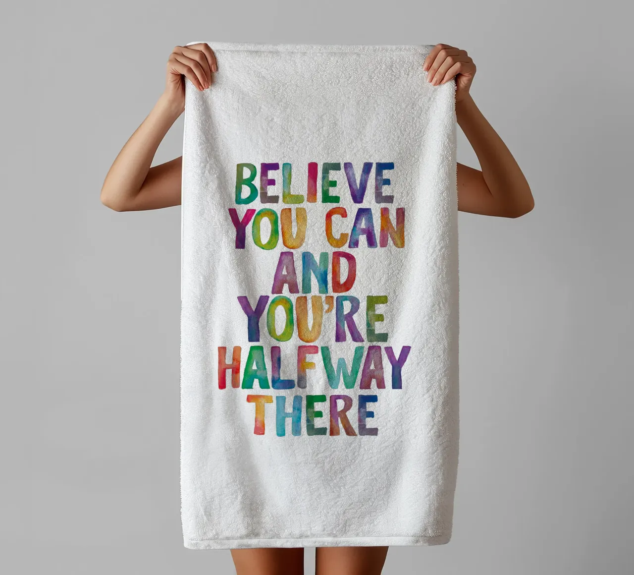 Believe You Can and You're Halfway There Rainbow Typography (Croire que l'on peut et que l'on est à mi-chemin) serviette de bain de THE MOTIVATED TYPE
