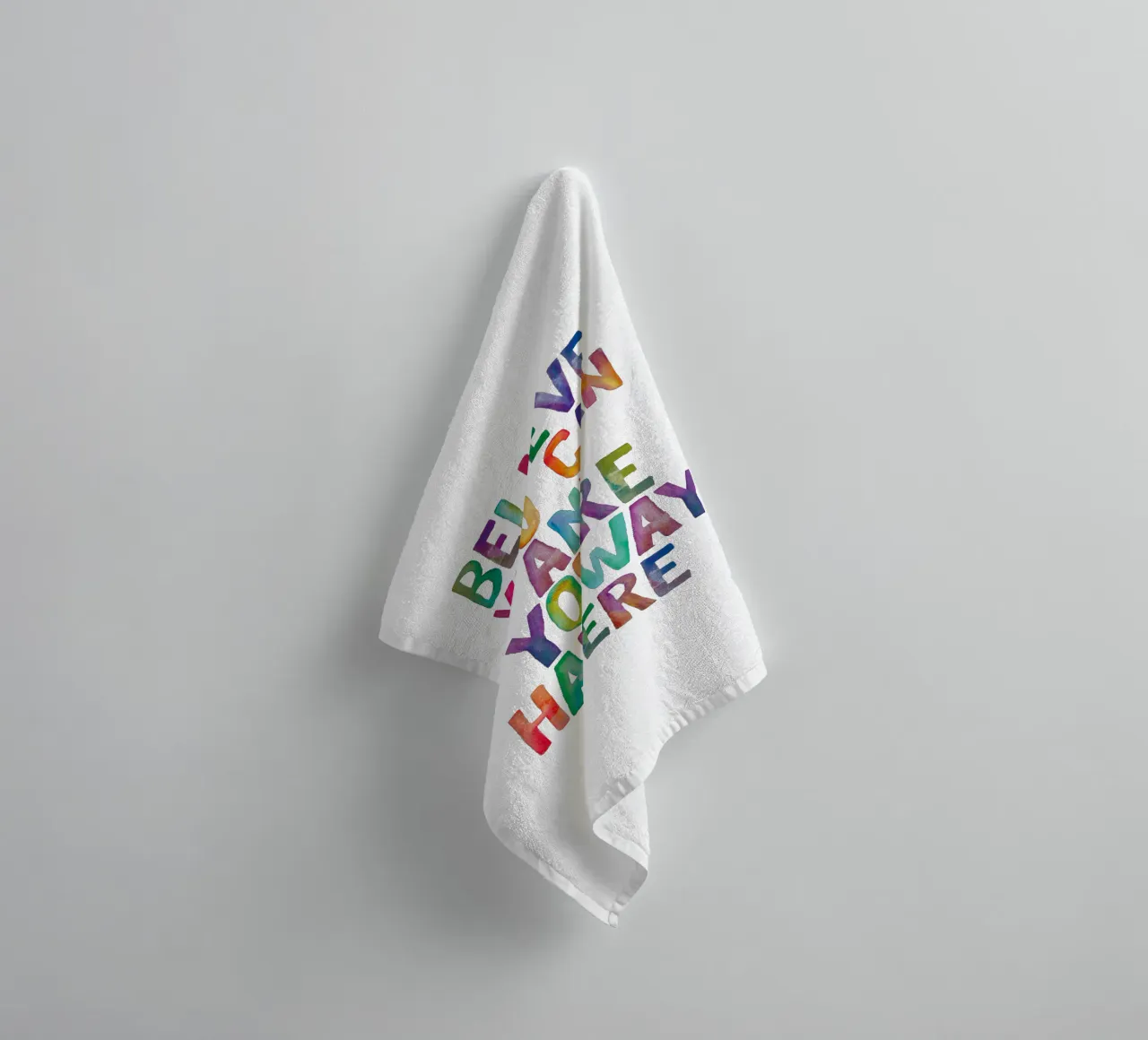 Believe You Can and You're Halfway There Rainbow Typography (Croire que l'on peut et que l'on est à mi-chemin) serviette de bain de THE MOTIVATED TYPE
