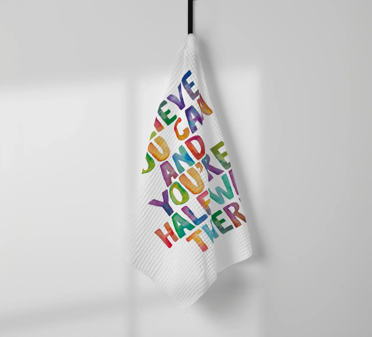Believe You Can and You're Halfway There Rainbow Typography (Croire que l'on peut et que l'on est à mi-chemin) torchon de THE MOTIVATED TYPE