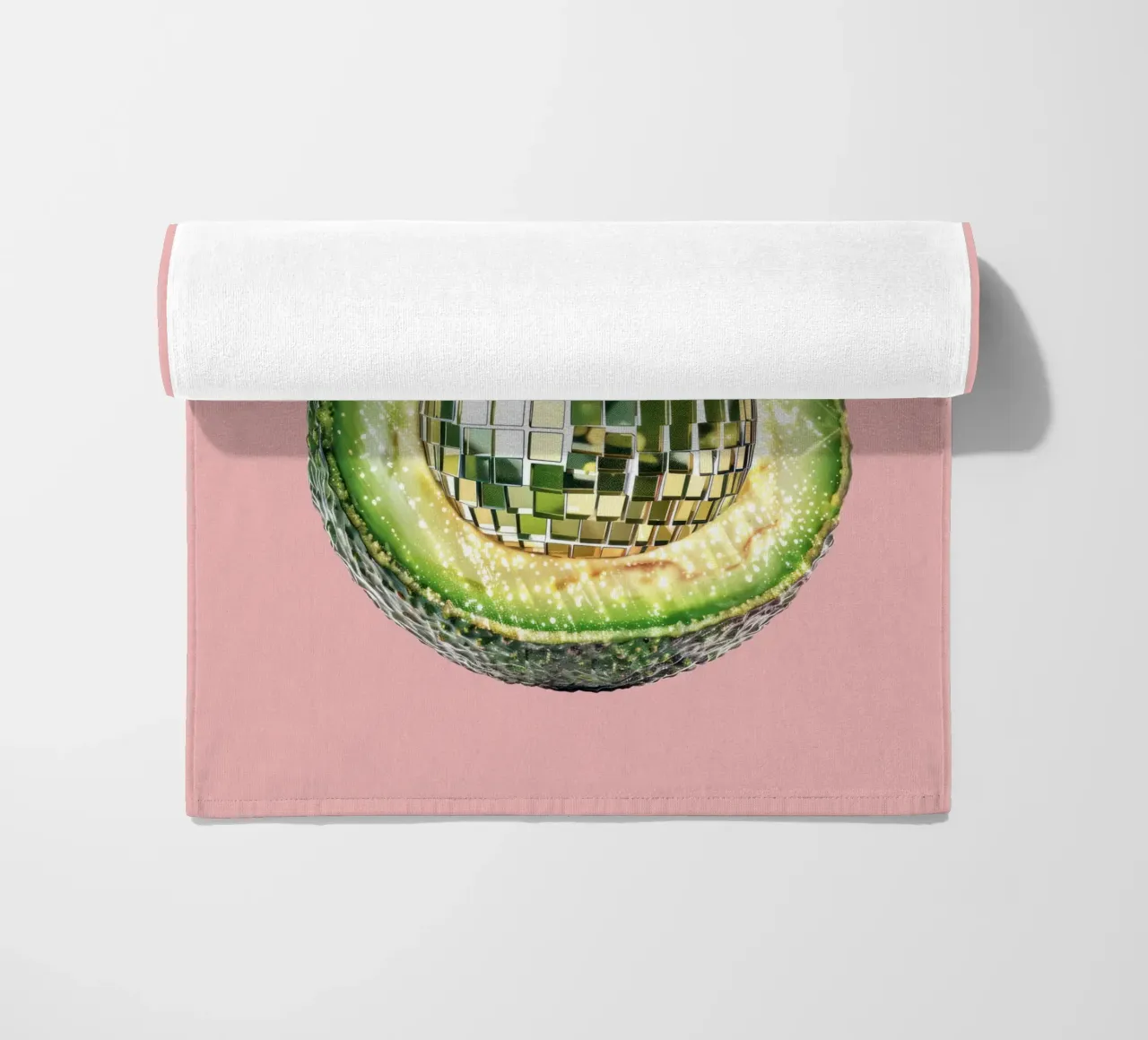 Palla da discoteca Avocado in rosa telo mare da Peaches Art Prints