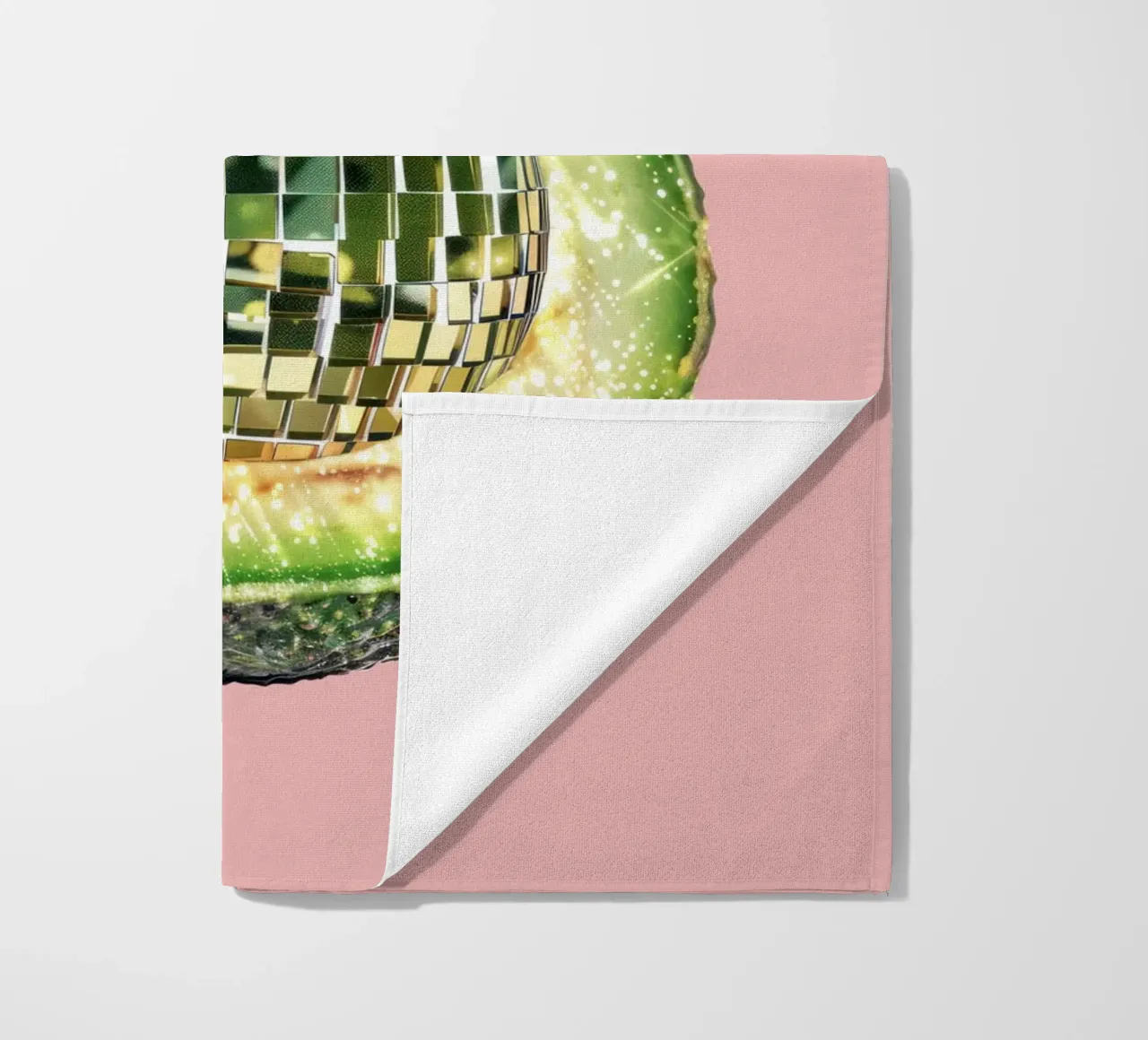Palla da discoteca Avocado in rosa telo mare da Peaches Art Prints