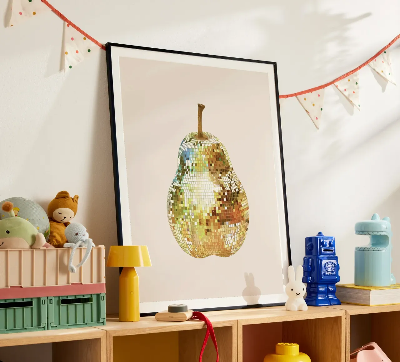 Pera, frutta Disco Ball Art poster con telaio in plastica da Peaches Art Prints