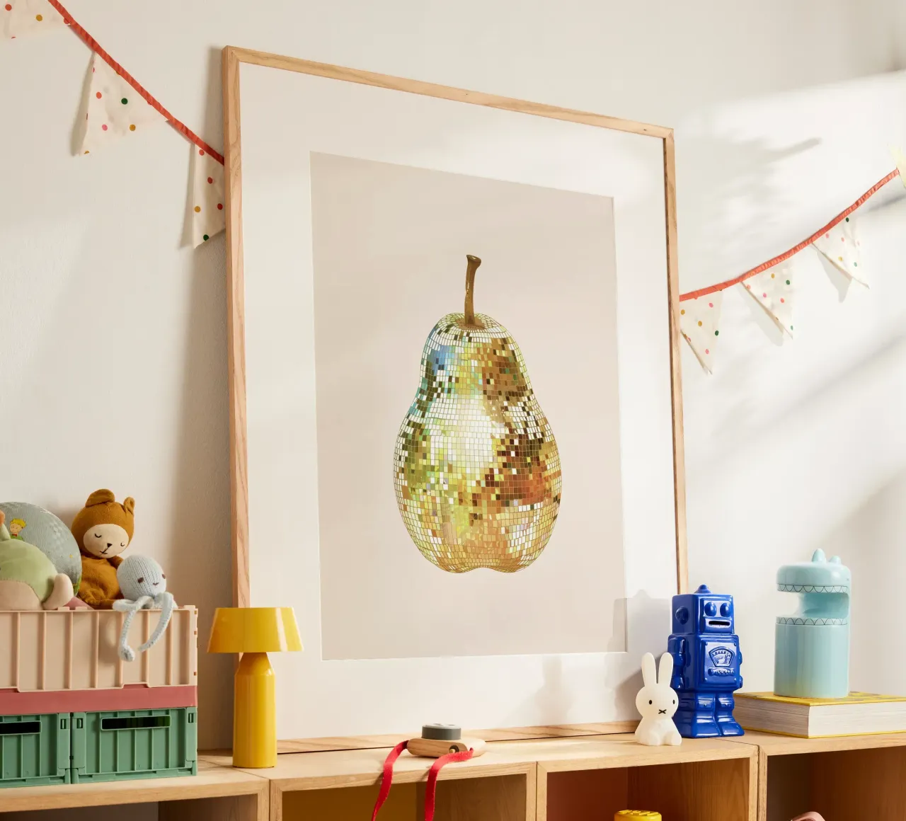 Pera, frutta Disco Ball Art poster con telaio in plastica da Peaches Art Prints