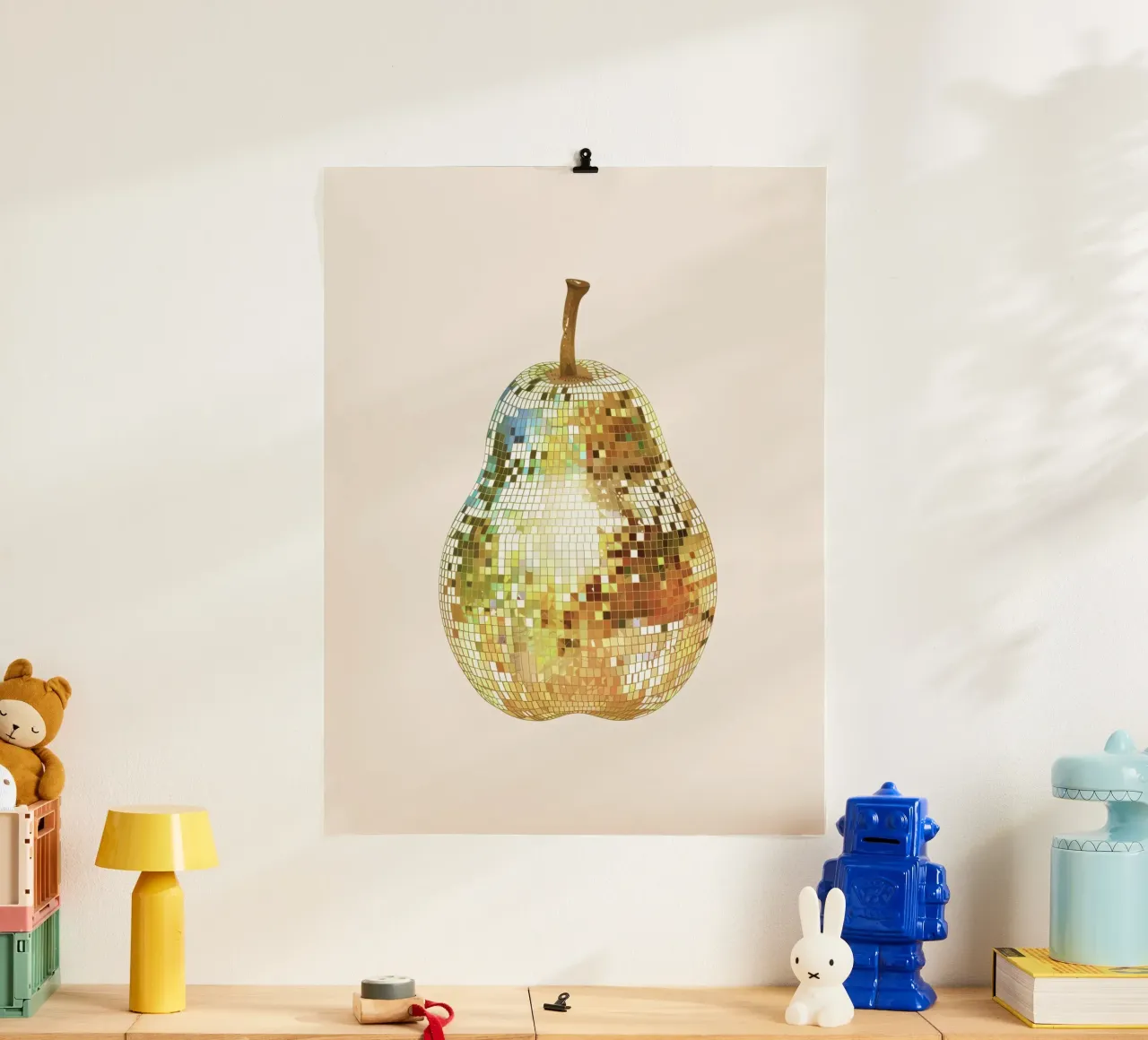 Pera, frutta Disco Ball Art poster con telaio in plastica da Peaches Art Prints