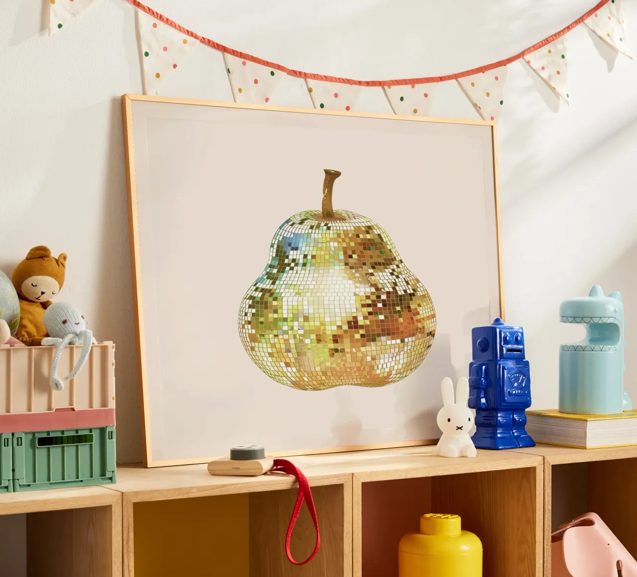 Pera, frutta Disco Ball Art poster con telaio in plastica da Peaches Art Prints