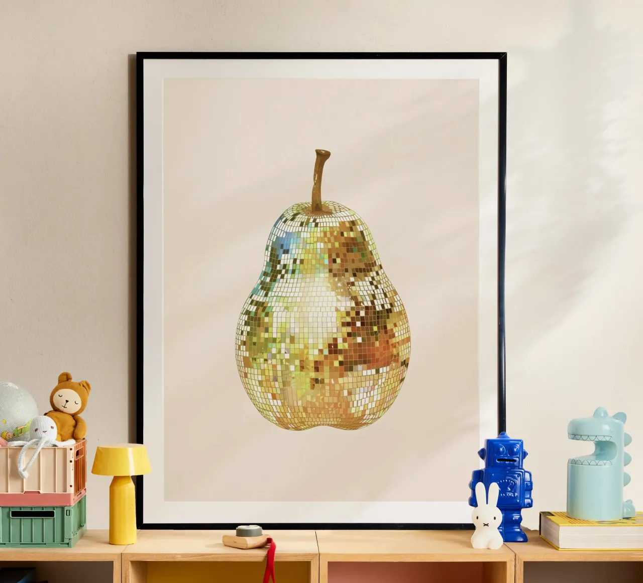 Pera, frutta Disco Ball Art poster con telaio in plastica da Peaches Art Prints