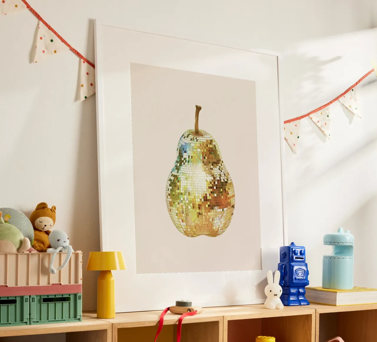 Pera, frutta Disco Ball Art poster con telaio in plastica da Peaches Art Prints
