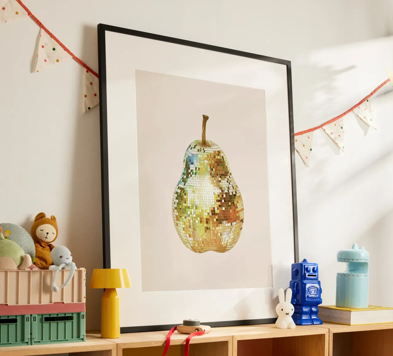 Pera, frutta Disco Ball Art poster con telaio in plastica da Peaches Art Prints