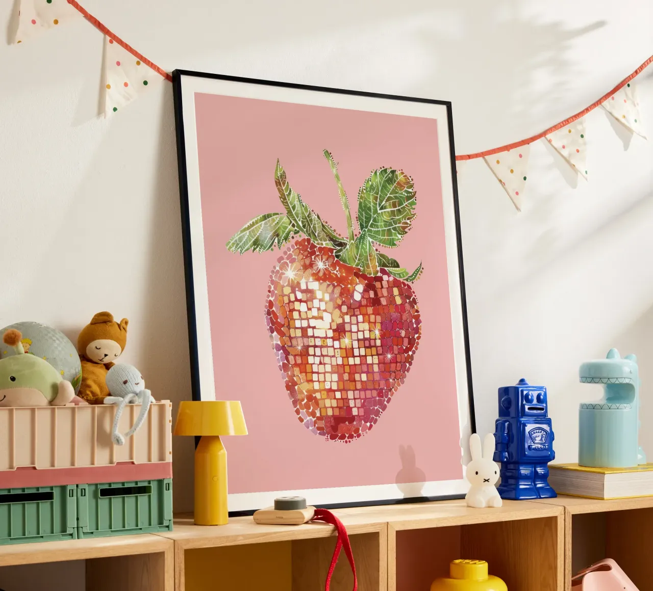 Fragola, Disco Ball in rosa - Frutta poster con telaio in alluminio da Peaches Art Prints