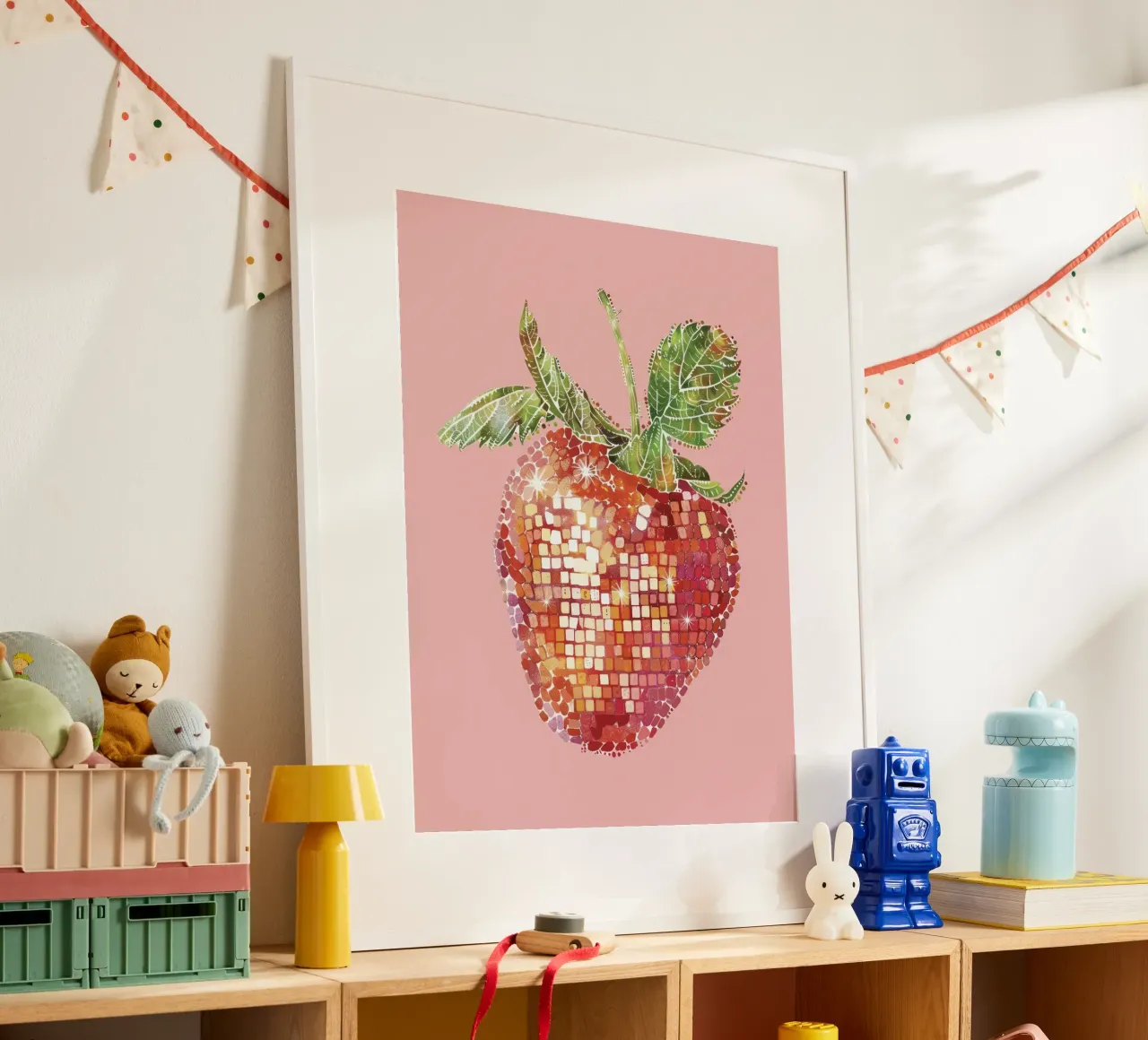 Fragola, Disco Ball in rosa - Frutta poster con telaio in alluminio da Peaches Art Prints