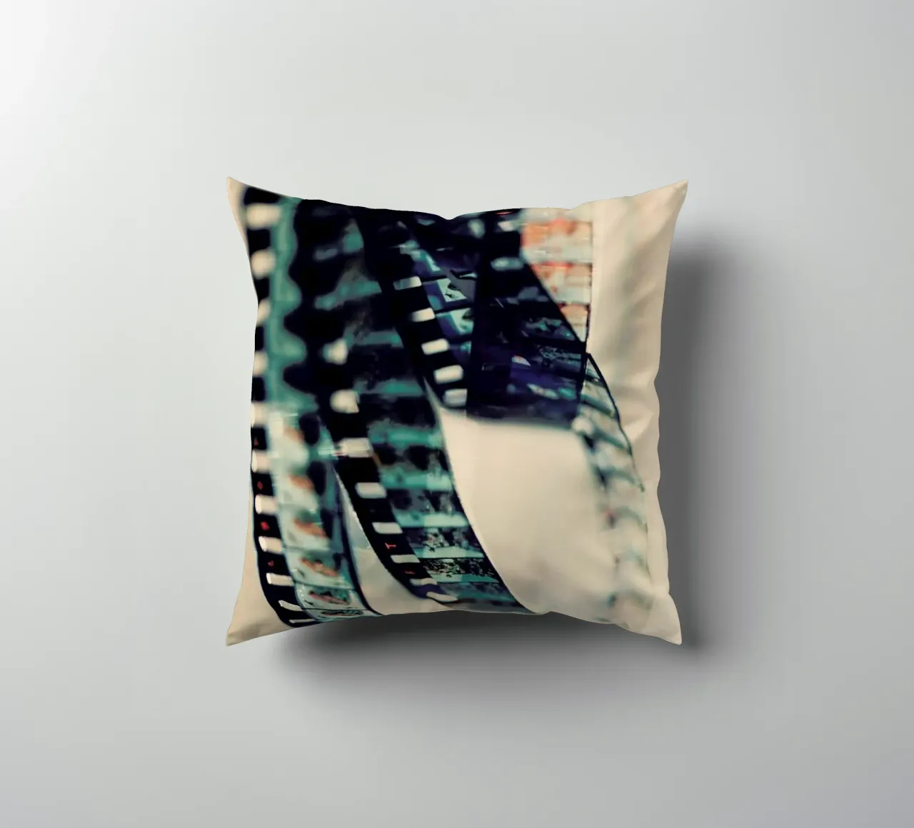 Super 8 cuscino da Ingrid Beddoes