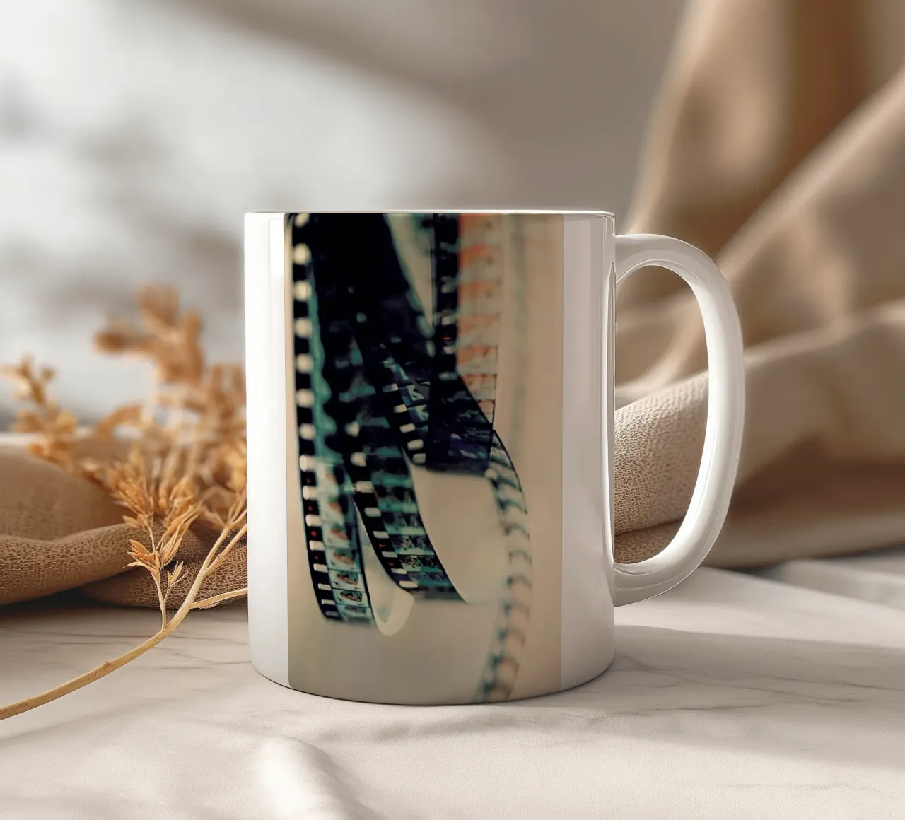 Super 8 tazza in ceramica da Ingrid Beddoes